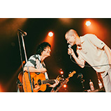 石崎ひゅーい、10周年記念ライブに盟友菅田将暉がサプライズ登場し、初のオリジナルコラボ曲「あいもかわらず」を披露！
