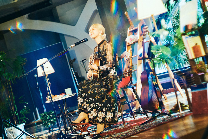 竹内アンナ、弾き語りツアー「弾き語り TOUR 2022 atELIER -アトリエ-」の追加公演を東京・淀橋教会　インマヌエル礼拝堂で開催！