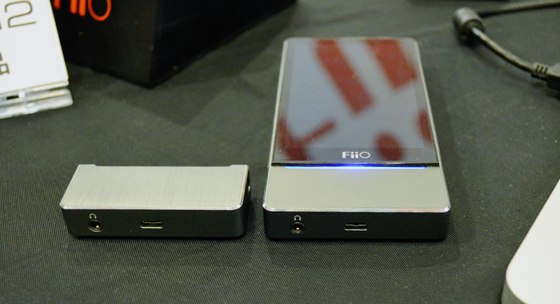 「FiiO X7」付属の標準モジュール（左）と「AM2」を装着した「FiiO X7」（右）