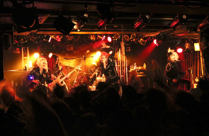 ギャロ『SHIBUYA BLACK CIRCUS』初日となる渋谷DESEO公演をレポート。1stアルバム『GALLO』に詰め込んだ世界観を完全再現