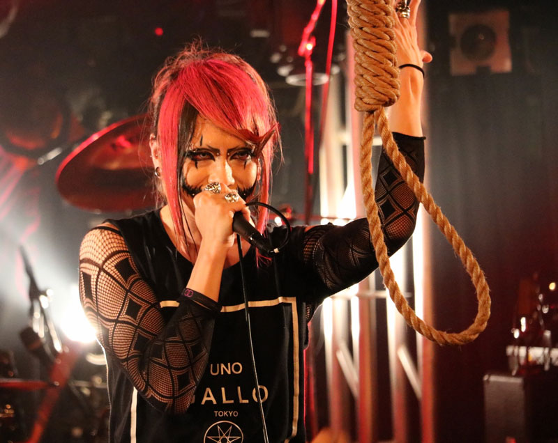 ギャロ『SHIBUYA BLACK CIRCUS』初日となる渋谷DESEO公演をレポート。1stアルバム『GALLO』に詰め込んだ世界観を完全再現