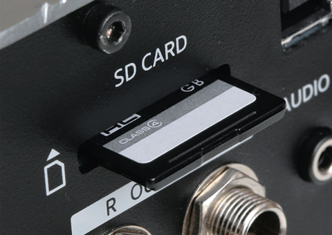 音色のアップグレード方法は、まずパソコンで音色のデータをダウンロードしてSDカードに保存し、そのカードを「aD5」に挿入してデータを読み込む方式だ（SDカードは別売）