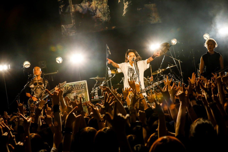 AKi、東名阪サーキットツアー「HOOKED ON THE BEAT」ファイナルのライブレポート！