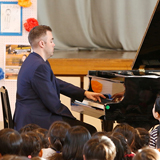 ニコラス・マッカーシー、東京の小学校を訪問！