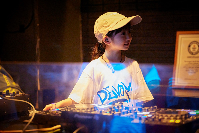 小学1年生 DJ RINOKA、最年少クラブDJ(女性)のギネス世界記録認定後、初のワンマンライブで圧巻のパフォーマンス！