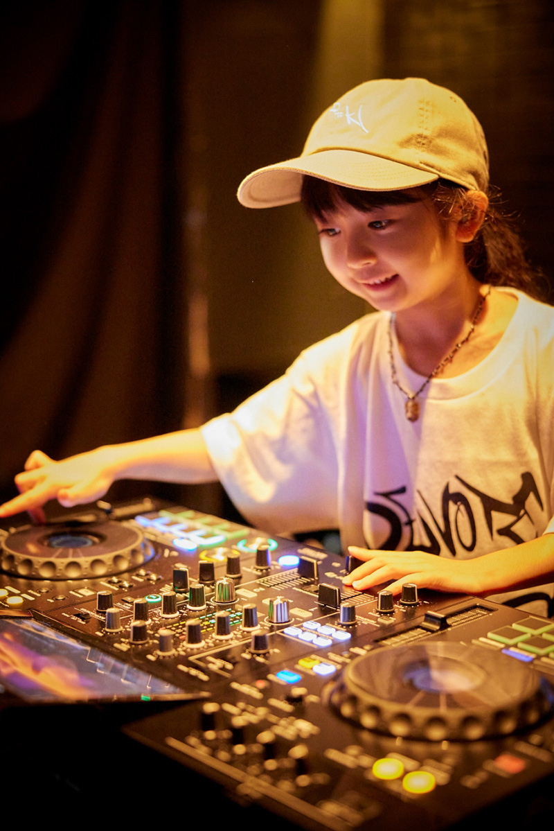 小学1年生 DJ RINOKA、最年少クラブDJ(女性)のギネス世界記録認定後、初のワンマンライブで圧巻のパフォーマンス！