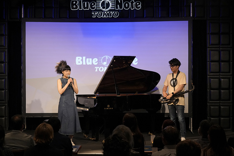 世界屈指のジャズクラブ＜Blue Note Tokyo＞にて映画『BLUE GIANT』のスペシャル上映開催。ピアニストの上原ひろみがサプライズ登場し、劇中曲のスペシャル・パフォーマンスを披露！ 