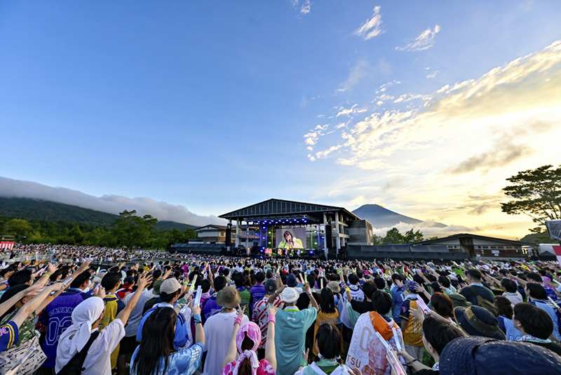 私立恵比寿中学、夏の恒例野外ライブ「ファミえん2023」開催！ 雄大な富士山！鮮やかな花火！