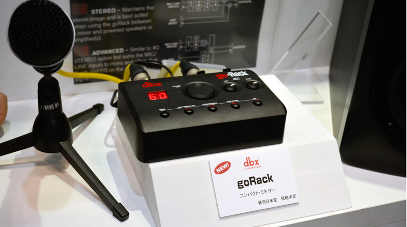 dtx「goRack」の展示。教室やレストランなど小規模な会場でのライブにて、足元に置いて使うことができるミキサーだ