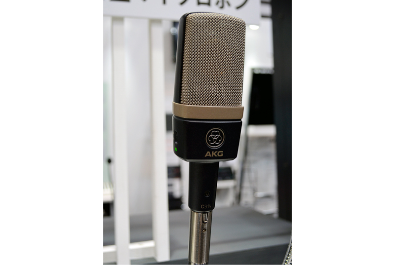 AKG「D314」。最上位モデルの「C414 XLS」の価格￥170,000（税別）に対し、￥80,000前後と非常にリーズナブルな価格となっている。切り替えられる指向性タイプの数が「C414 XLS」は9種類で、「C414 XLS」は4種類となっている。