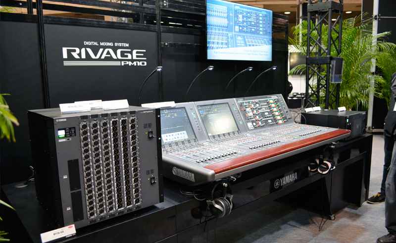 「RIVAGE PM10」展示の様子。左から、I/Oラック「RPio622」、コントロールサーフェス「CS-R10」、DSPエンジン「DSP-R10」