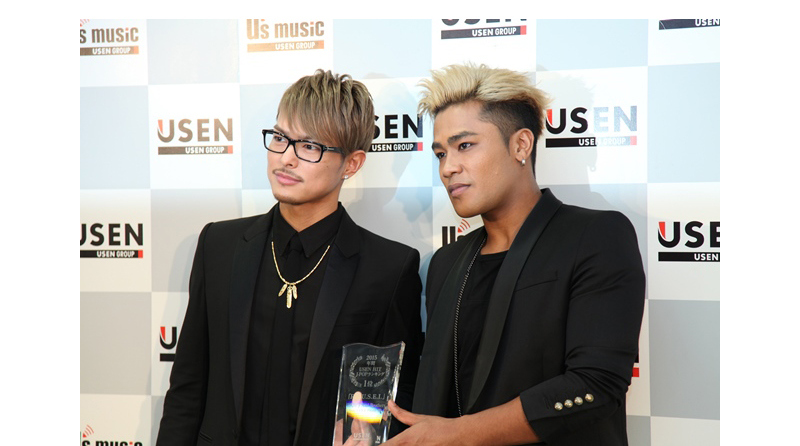 記念トロフィーを授与された今市隆二(左)とELLY(右)