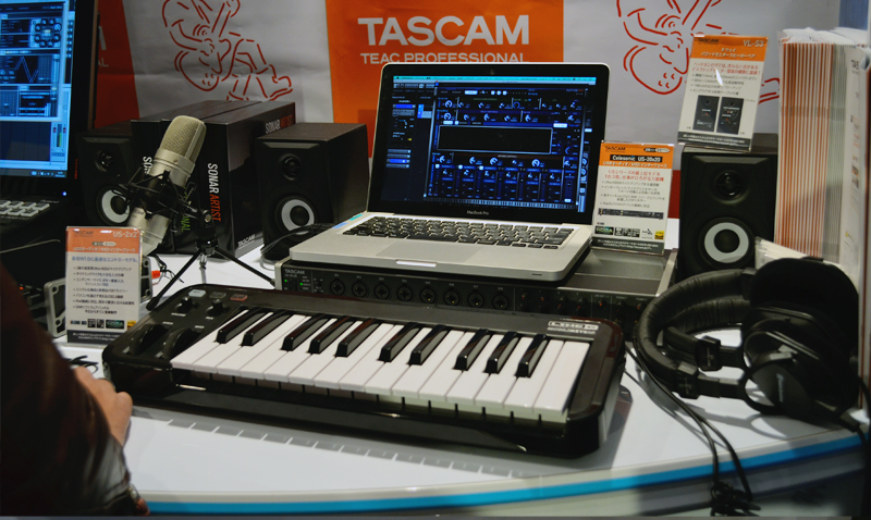 TASCAMのコーナーでは先日パッケージ版がリリースされたシンセ音源「Rapture Pro」と「Z3TA+2」をフィーチャー。両音源をMIDIキーボードで試奏できるようになっていた
