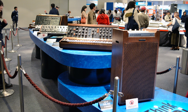 60～70年代の電子楽器の展示。右端のKORG「ドンカマチック　DE-20」（最初期のドラムマシン）をはじめとしたレアモデルもディスプレイされていた
