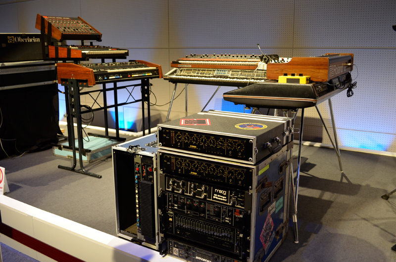 YMOの展示コーナー、演奏者目線でのディスプレイがなされており、シンセサイザーのやラック機材の設定なども間近で見られるようになっていた