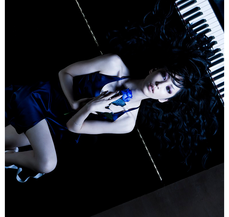 中島美嘉、8月9日リリース『ROOTS 〜Piano & Voice〜』の妖艶なビジュアルを公開