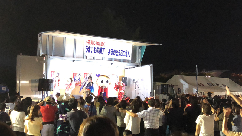 V系演歌歌手 最上川司、ふるさと山形県河北町の夜の祭りで乱舞