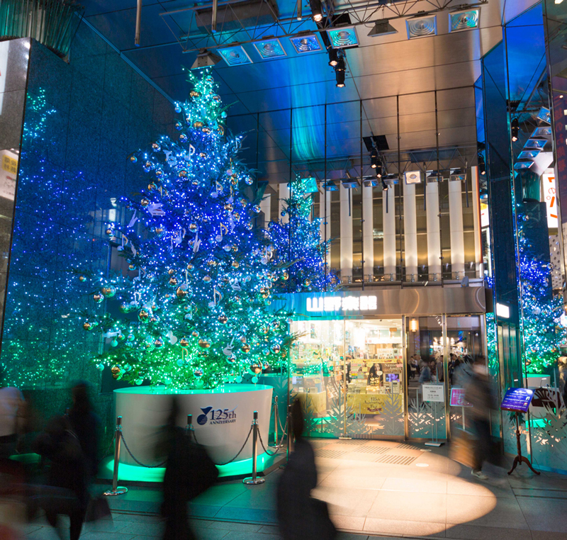 山野楽器、今年も本店前にクリスマスツリーが登場！ マライアの名曲＆『アナ雪』の「Let It Go」で銀座を音と光で彩る