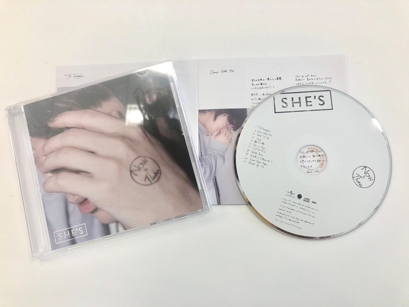 SHE’S、ニューアルバム『Now & Then』のジャケットは全部手書き