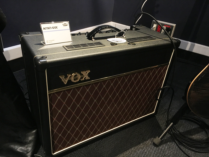 コルグ、新製品発表会をVOXのアンプやギターを