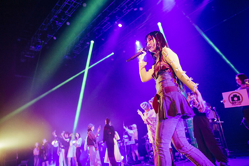 シンガー・ソングライターのeillが2023年6月22日、東京・EX THEATER ROPPONGIでデビュー5周年記念ライブ「eill 5th Anniversary Live “MAKUAKE”」を開催