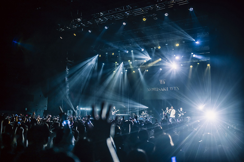 MORISAKI WINの初の全国ツアー「MORISAKI WIN JAPAN FLIGHT TOUR」の東京公演が6月1日、東京・Zepp Haneda(TOKYO)で開催