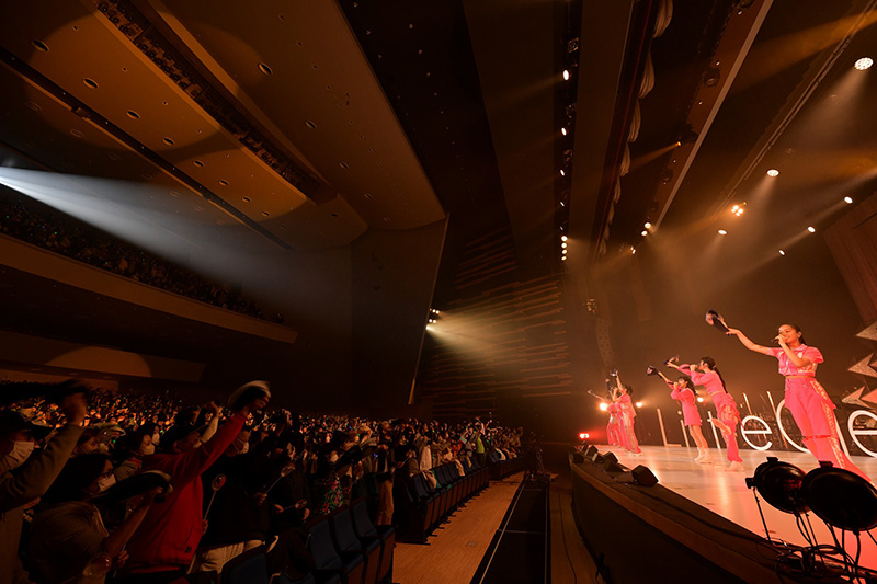 1月7-8日に昭和女子大学人見記念講堂にて、新メンバーのミカ、結海、miyouの3人を加えた新生Little Glee Monsterが新体制初のワンマンライブを開催いたしました。