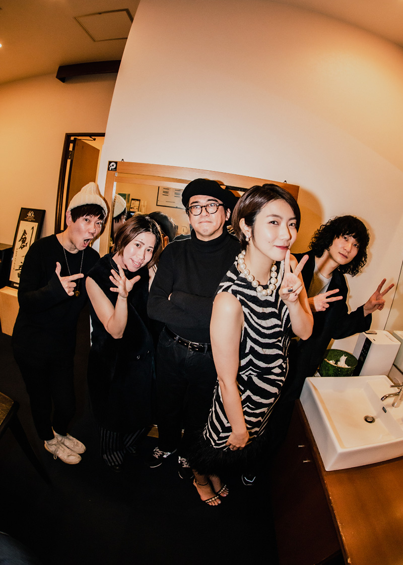 沖井礼二(Ba)と清浦夏実(Vo)によるポップ・バンドTWEEDEESが、1月9日(月祝)にビルボードライブ東京でアルバムリリース記念公演「TWEEDEES World Record Revue」を開催した。