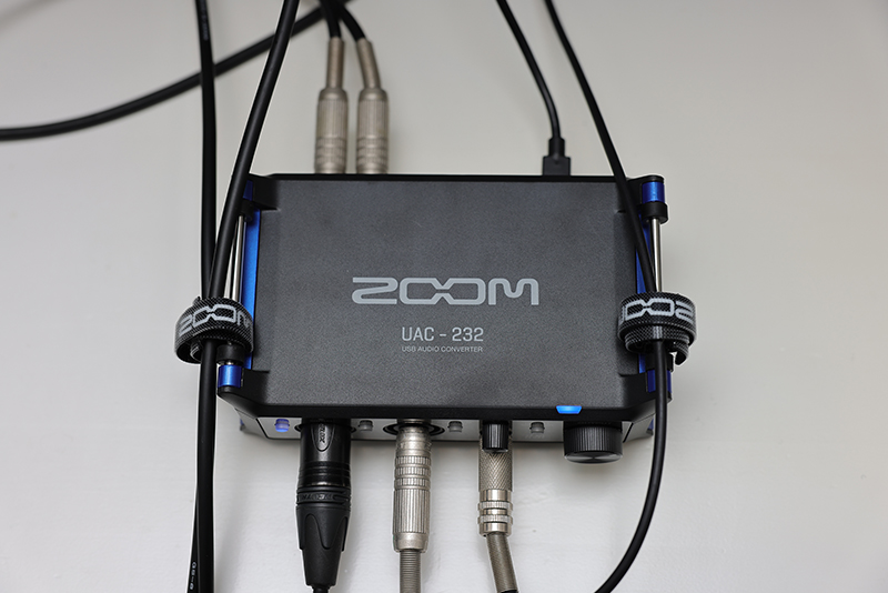 zoom uac-232 2本のベルクロ使い方1