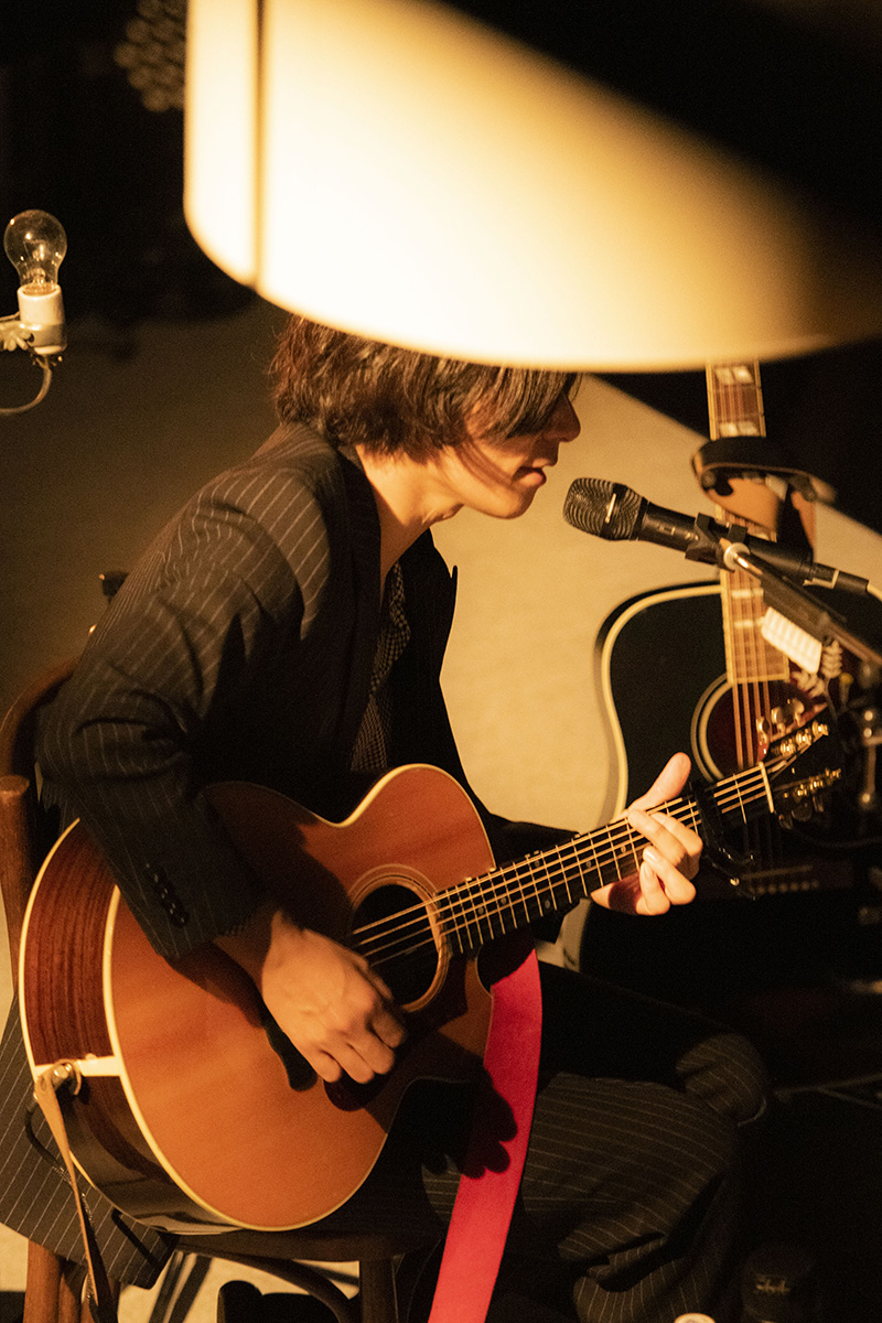 [Alexandros]川上洋平 ｢Yoohei Kawakami's #room665 at Warehouse TERRADA 2022｣オフィシャルライブレポート アコースティックギターで魅せる特別なクリスマス
