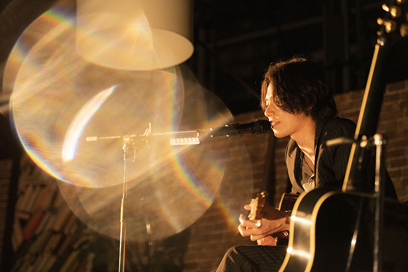 [Alexandros]川上洋平 ｢Yoohei Kawakami's #room665 at Warehouse TERRADA 2022｣オフィシャルライブレポート アコースティックギターで魅せる特別なクリスマス