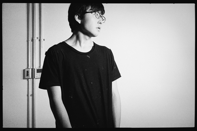 17才のシンガーソングライター崎山蒼志、未発表楽曲「回転」の自宅弾き語り映像を公開！