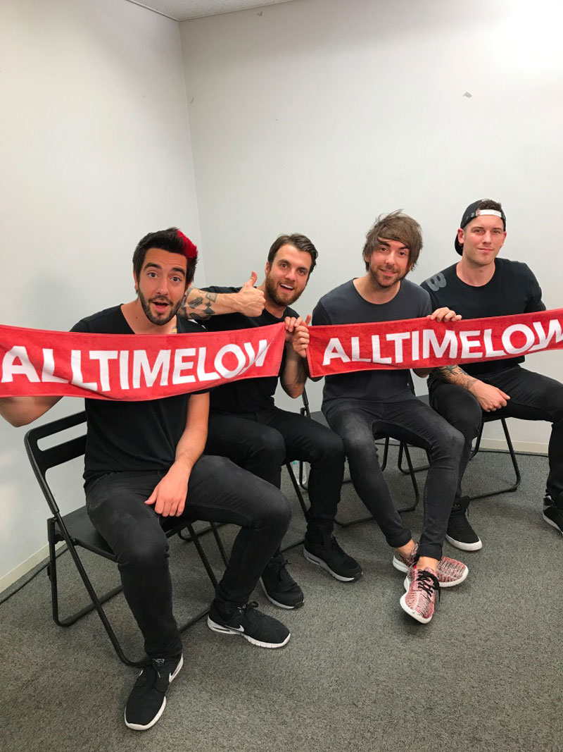 All Time Low 直筆サインのついた最新アルバム マフラータオルの日本国内限定セット販売中 Tunegate Me