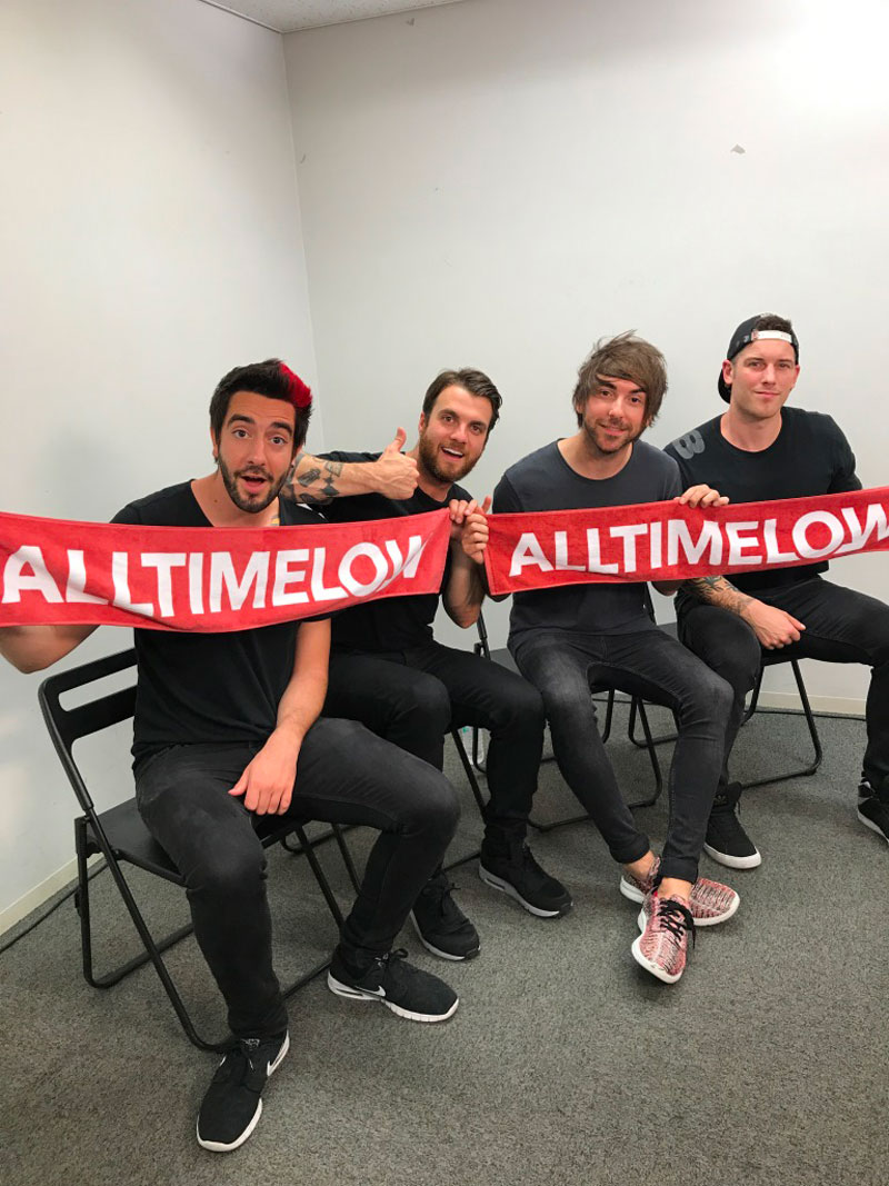 ALL TIME LOW、直筆サインのついた最新アルバム＋マフラータオルの日本国内限定セット販売中！｜TuneGate.me