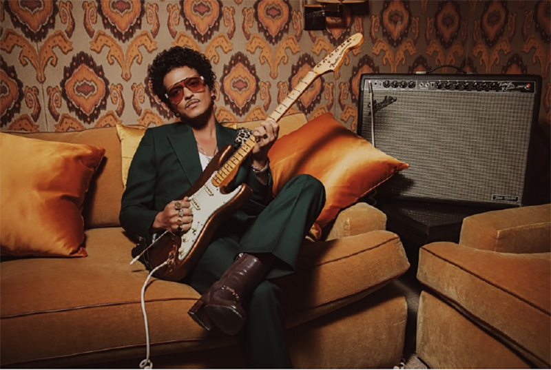 『Bruno Mars Stratocaster®』2023年11月8日（水）世界同時発売！   アーティスト、マルチプレイヤー、ソングライター、プロデューサーとして 全世界で活躍するブルーノ・マーズのシグネイチャーギターが登場！
