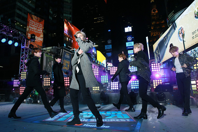 Bts 米ニューヨーク タイムズスクエアで新年の初ライブパフォーマンスを披露 Tunegate Me