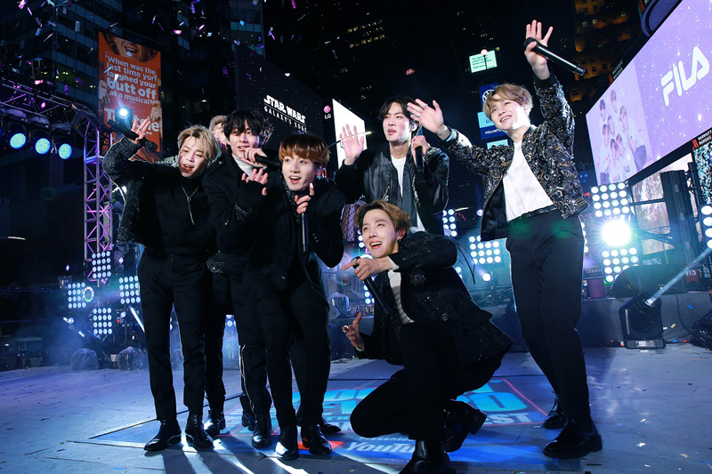 BTS、米ニューヨーク・タイムズスクエアで新年の初ライブパフォーマンスを披露！