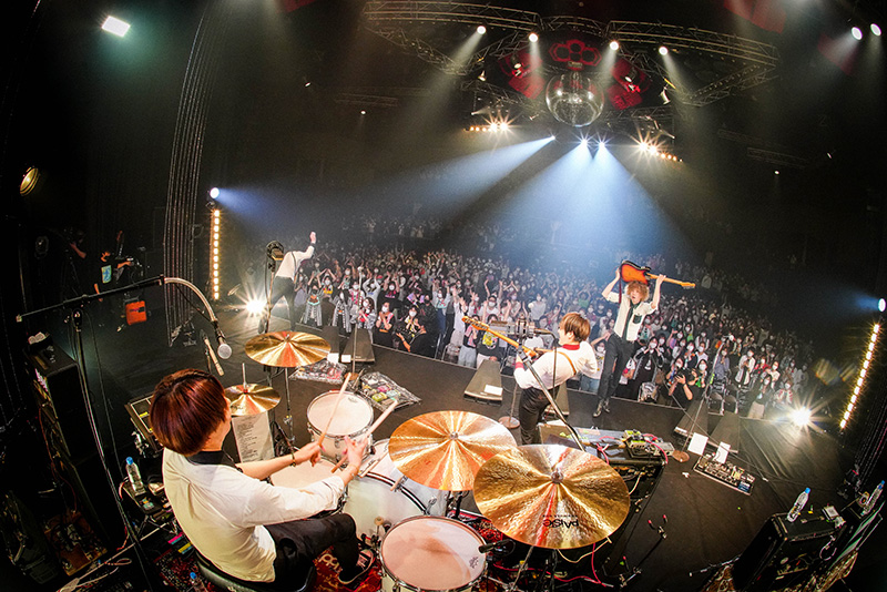 THE BAWDIES、4月24日(土)の新木場USEN STUDIO COAST公演で全国ツアー「FLASH BACK ’09 & ’10 TOUR」がファイナルを迎えた！