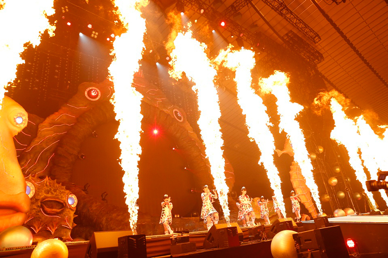 エビ中、自身最大規模の “深海” をテーマに「クリスマス大学芸会」を