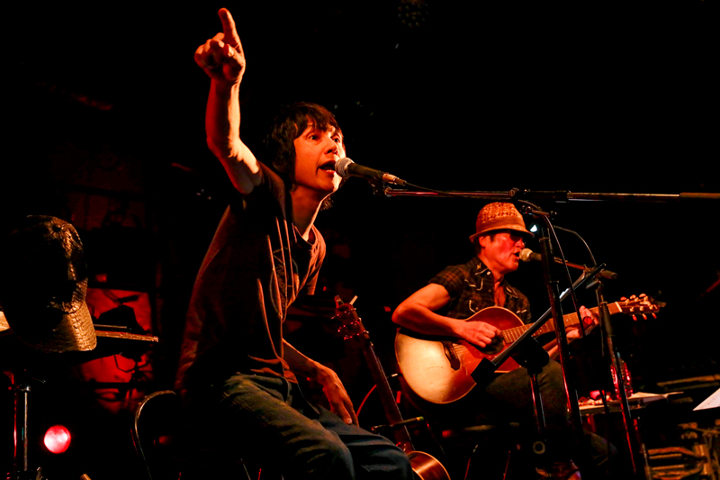 甲本ヒロト（歌・ハーモニカ）と内田勘太郎（ギター）による新ユニット