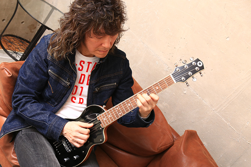 持ち運びに便利なBlackstarとVOXのトラベルギター・セットをギタリストの北島健二さんがレビュー！