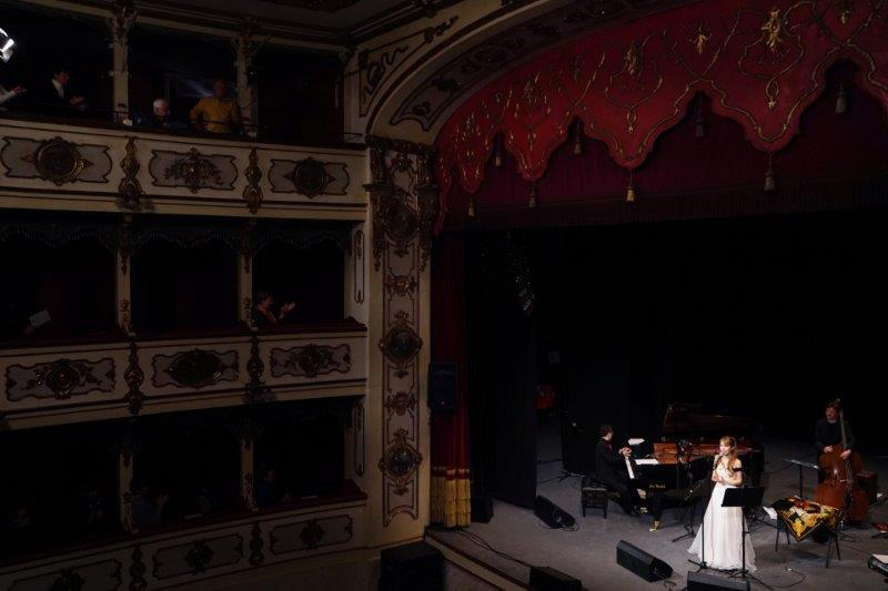 サラ・オレイン、記念すべき初の海外公演でイタリアの聴衆をも魅了！（19世紀に建てられた馬蹄形の美しいオペラ劇場、その名も「Teatro Verdi（ヴェルディ劇場）」にて）