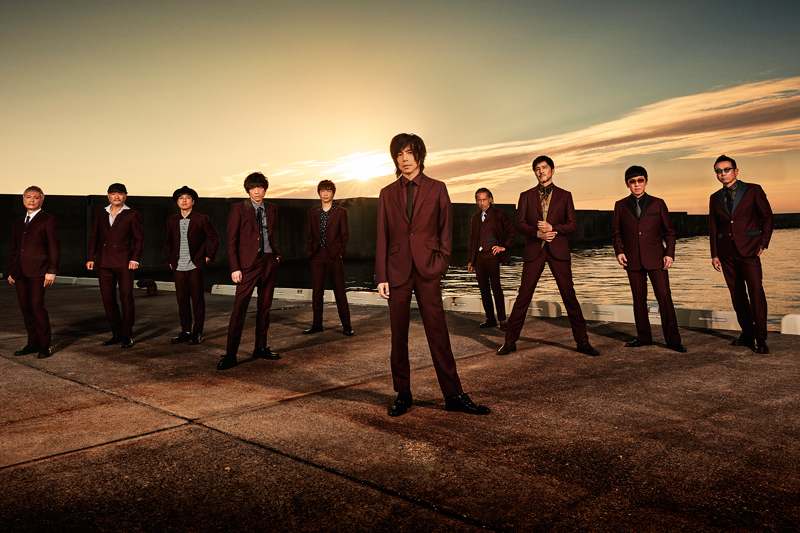 スカパラ×宮本浩次、夕陽をバックに揃いのスーツを身に纏った最新