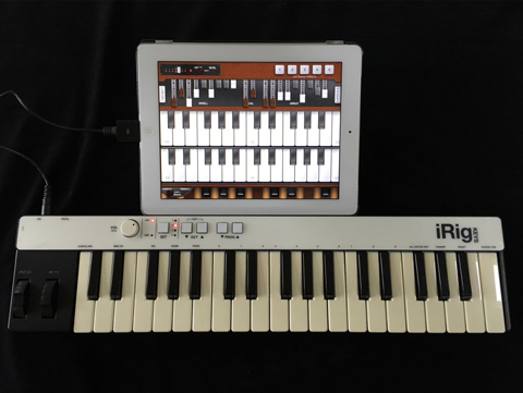 iOSに対応したMIDI鍵盤を接続すれば、インターフェイスを介さなくてもリアル鍵盤でPocket Organ C3B3を演奏することができる