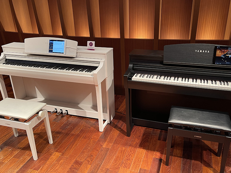 ヤマハから最上位の電子ピアノ「クラビノーバ」として「CSPシリーズ」の表現力と弾き心地が進化した『CSP-275』『CSP-255』と、ポータブルな「Pシリーズ」にも「ストリームライツ」を楽しめるモデル『P-S500』がリリースされた。