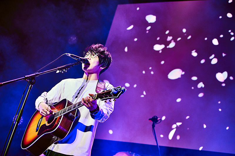 川崎鷹也、初のメジャーオリジナルアルバムを背負っての東京大阪ワンマンライブ 『カレンダー、めくる日々に丸をつけた』初日公演をスタート！｜TuneGate.me